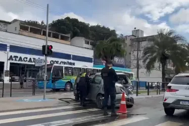 Imagem ilustrativa da imagem Batida entre ônibus e carro complica trânsito em avenida de Vitória