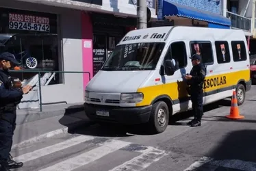 Imagem ilustrativa da imagem Blitz autua transporte escolar irregular e retira de circulação dois veículos