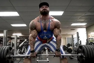 Imagem ilustrativa da imagem Bodybuilder conhecido por consumir 16 mil calorias por dia morre aos 36 anos