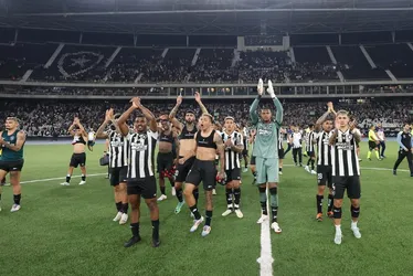 Imagem ilustrativa da imagem Botafogo domina o Flamengo, goleia o rival e reassume a liderança do Brasileirão