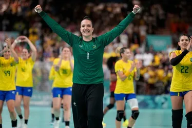 Imagem ilustrativa da imagem Brasil goleia Angola em 'decisão' e volta às quartas de final do handebol feminino