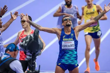 Imagem ilustrativa da imagem Brasileiro bate recorde mundial e é ouro nos 5.000 m em Paris