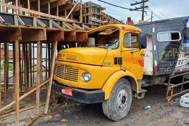 Imagem ilustrativa da imagem Caminhão atinge passarela em construção na BR-232 e deixa três feridos