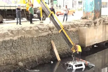 Imagem ilustrativa da imagem Caminhonete cai dentro de valão em Vila Velha