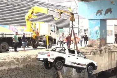 Imagem ilustrativa da imagem Caminhonete cai dentro de valão em Vila Velha
