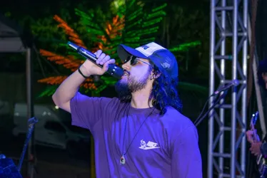 Imagem ilustrativa da imagem Cantor capixaba grava clipe com distribuição de cerveja na Orla de Cariacica