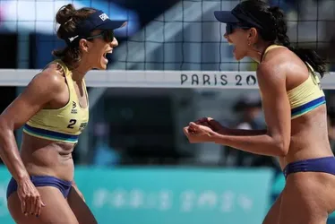 Imagem ilustrativa da imagem Carol e Bárbara viram sobre holandesas e avançam em 1º no vôlei de praia em Paris