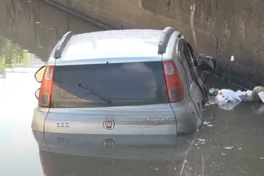 Imagem ilustrativa da imagem Carro cai dentro de valão em Vila Velha