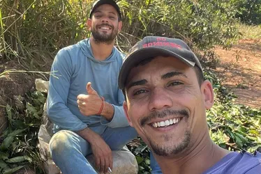 Imagem ilustrativa da imagem Casal de agricultores gay faz sucesso nas redes ao mostrar rotina no campo