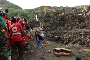 Imagem ilustrativa da imagem Correção: Uganda: Ao menos 24 pessoas morrem em deslizamento de aterro sanitário