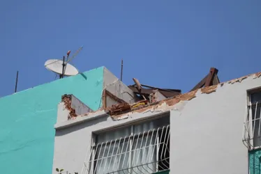 Imagem ilustrativa da imagem Parte de estrutura de prédio que rachou em Itapuã é vistoriada pelo Crea