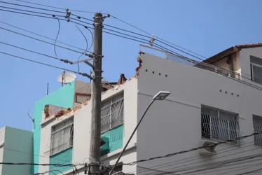 Imagem ilustrativa da imagem Parte de estrutura de prédio que rachou em Itapuã é vistoriada pelo Crea