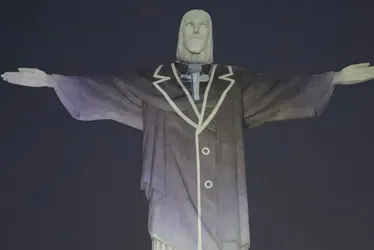 Imagem ilustrativa da imagem Cristo Redentor é 'vestido' de Silvio Santos em homenagem