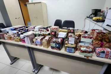 Imagem ilustrativa da imagem Distribuidor de perfumes é preso com mais de 100 frascos importados no aeroporto