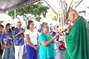 Imagem ilustrativa da imagem Dom Fernando Saburido celebra missa dominical após tragédia de sexta no Recife
