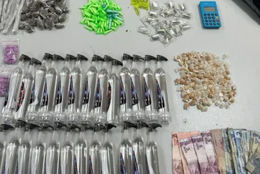 Imagem ilustrativa da imagem Drogas, dinheiro e até máquina de cartão apreendidos em ação da polícia em Vitória