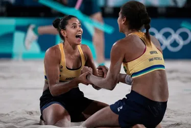 Imagem ilustrativa da imagem Duda e Ana Patrícia traçam meta pelo ouro no vôlei de praia em Paris-2024