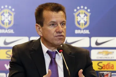Imagem ilustrativa da imagem Dunga, capitão do tetra, sofre acidente e capota carro no Paraná
