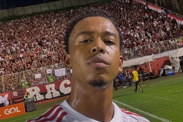 Imagem ilustrativa da imagem Dupla sai do banco, tira Flamengo do sufoco e garante triunfo sobre Vitória