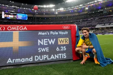 Imagem ilustrativa da imagem Duplantis conquista o bicampeonato olímpico no salto com vara