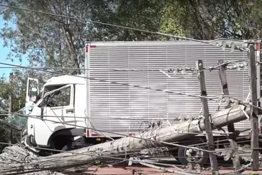 Imagem ilustrativa da imagem Entregador morre após caminhão bater em poste na Serra