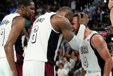 Imagem ilustrativa da imagem Estados Unidos sofrem, mas buscam virada sobre a Sérvia e estão na final olímpica