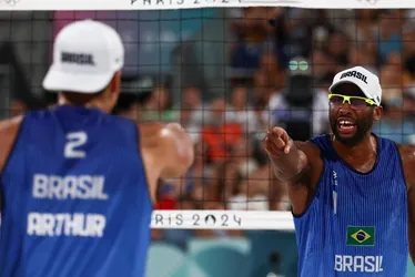 Imagem ilustrativa da imagem Evandro e Arthur batem holandeses e estão nas quartas de final do vôlei de praia