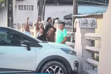 Imagem ilustrativa da imagem Fãs se reúnem em frente à Colônia Penal Feminina, onde Deolane está detida