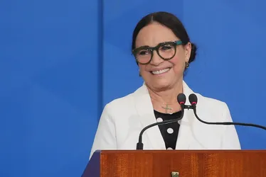 Imagem ilustrativa da imagem 'Foi na maior boa fé', diz Regina Duarte, condenada por postar foto de Leila Diniz