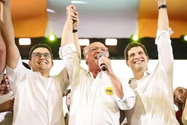 Imagem ilustrativa da imagem Frente Popular mostra força: João Campos é confirmado como candidato à reeleição