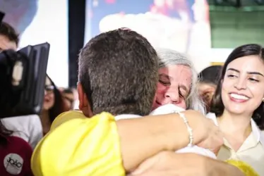 Imagem ilustrativa da imagem Frente Popular mostra força: João Campos é confirmado como candidato à reeleição