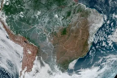 Imagem ilustrativa da imagem Fumaça da Amazônia e do pantanal já atinge 10 estados e gera alerta