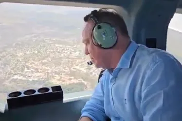 Imagem ilustrativa da imagem Governador do ES faz sobrevoo de helicóptero em área de queimadas em Guarapari