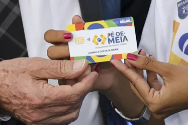 Imagem ilustrativa da imagem Governo anuncia ampliação de programa Pé-de-Meia para 1,2 milhão de estudantes