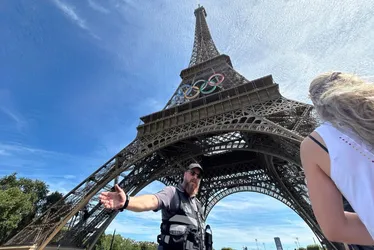 Imagem ilustrativa da imagem Homem escala Torre Eiffel e é detido pela polícia antes de encerramento dos Jogos