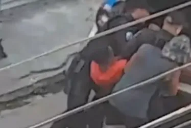 Imagem ilustrativa da imagem Homem furta arma do bolso de PM durante prisão de suspeito no RJ