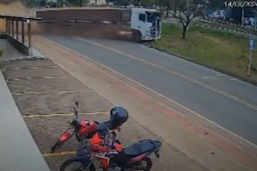 Imagem ilustrativa da imagem Homem sofre 'apagão', perde controle de carreta e atinge dois carros em Colatina
