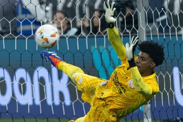 Imagem ilustrativa da imagem Hugo Souza pega três pênaltis e classifica Corinthians na Copa Sul-Americana