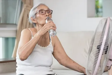 Imagem ilustrativa da imagem Idosos podem ficar desidratados mesmo no frio; veja sinais e como prevenir