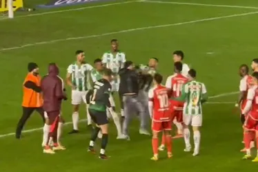 Imagem ilustrativa da imagem Jogador do Juventude é expulso após dar soco em torcedor que invadiu o campo