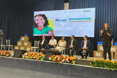 Imagem ilustrativa da imagem Juscelino Filho fiscaliza 5G em Recife e anuncia doação de computadores