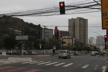 Imagem ilustrativa da imagem Mais de 100 motoristas multados todo dia por avançar semáforo