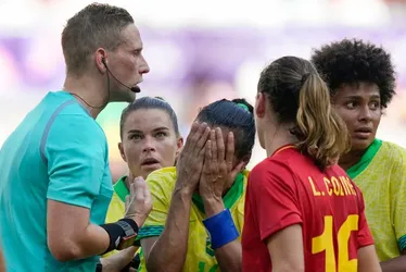 Imagem ilustrativa da imagem Marta é expulsa, Brasil perde da Espanha e 'seca' rivais para avançar no futebol