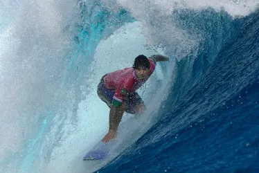 Imagem ilustrativa da imagem Medina confirma favoritismo, supera Chumbinho e vai à semifinal do surfe