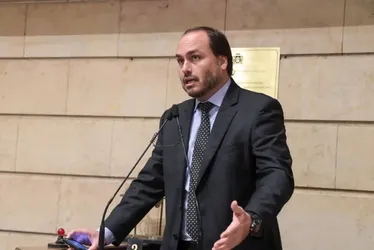 Imagem ilustrativa da imagem Ministério Público denuncia sete por "rachadinha" no gabinete de Carlos Bolsonaro