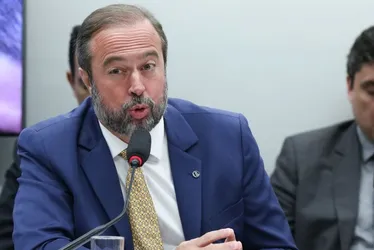 Imagem ilustrativa da imagem Silveira pede que Aneel use bônus de Itaipu para reduzir conta de luz