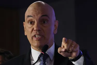 Imagem ilustrativa da imagem Moraes mantém bloqueio do X e cobra informações sobre multas e acesso irregular