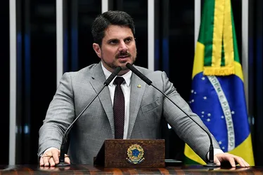Imagem ilustrativa da imagem Delegados da PF vão processar Eduardo Bolsonaro e Marcos do Val por ataques
