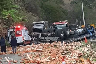 Imagem ilustrativa da imagem Motorista morre após caminhão tombar em rodovia no ES