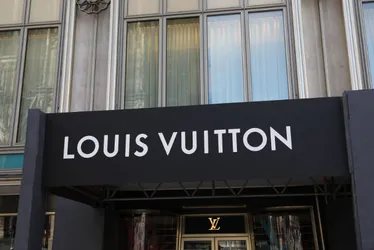 Imagem ilustrativa da imagem Mulher faz equipe da Louis Vuitton contar R$ 476 mil e desiste da compra